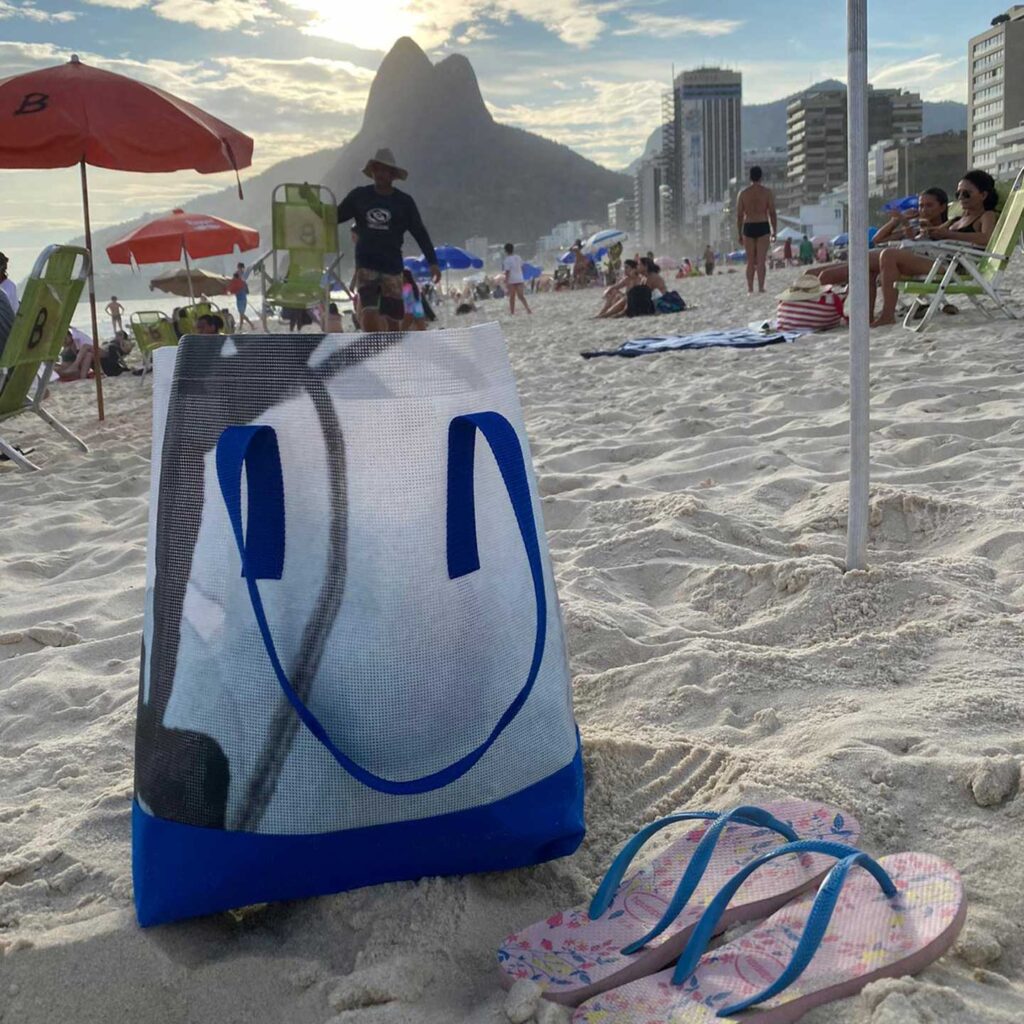 Mulepose på stranden i Rio de Haneiro