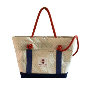 Lille sejltaske med lommer og trukknap syet af genanvendt forsejl